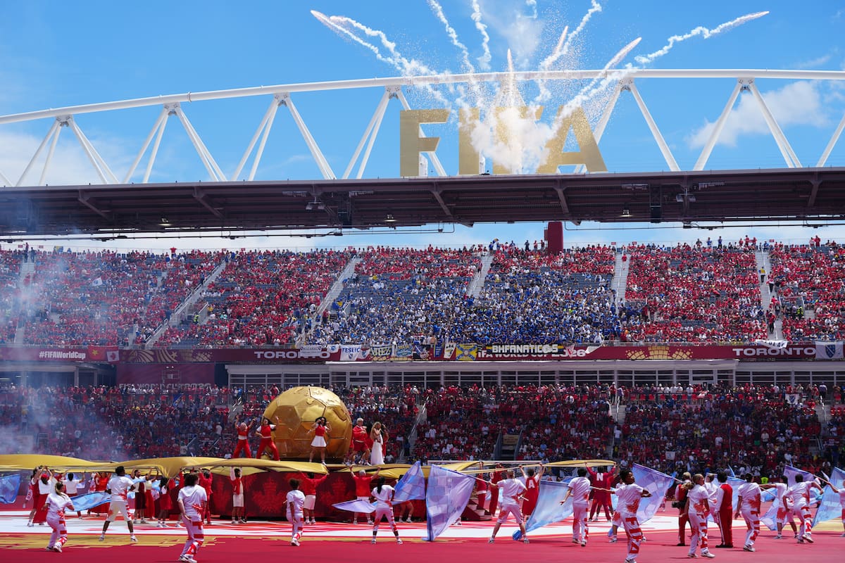 Un grupo de bailarines actúa durante la ceremonia de apertura previa al partido de fútbol del Grupo B de la Copa Mundial entre Canadá y Bosnia. //Foto, EFE: Frank Gunn/The Canadian Press