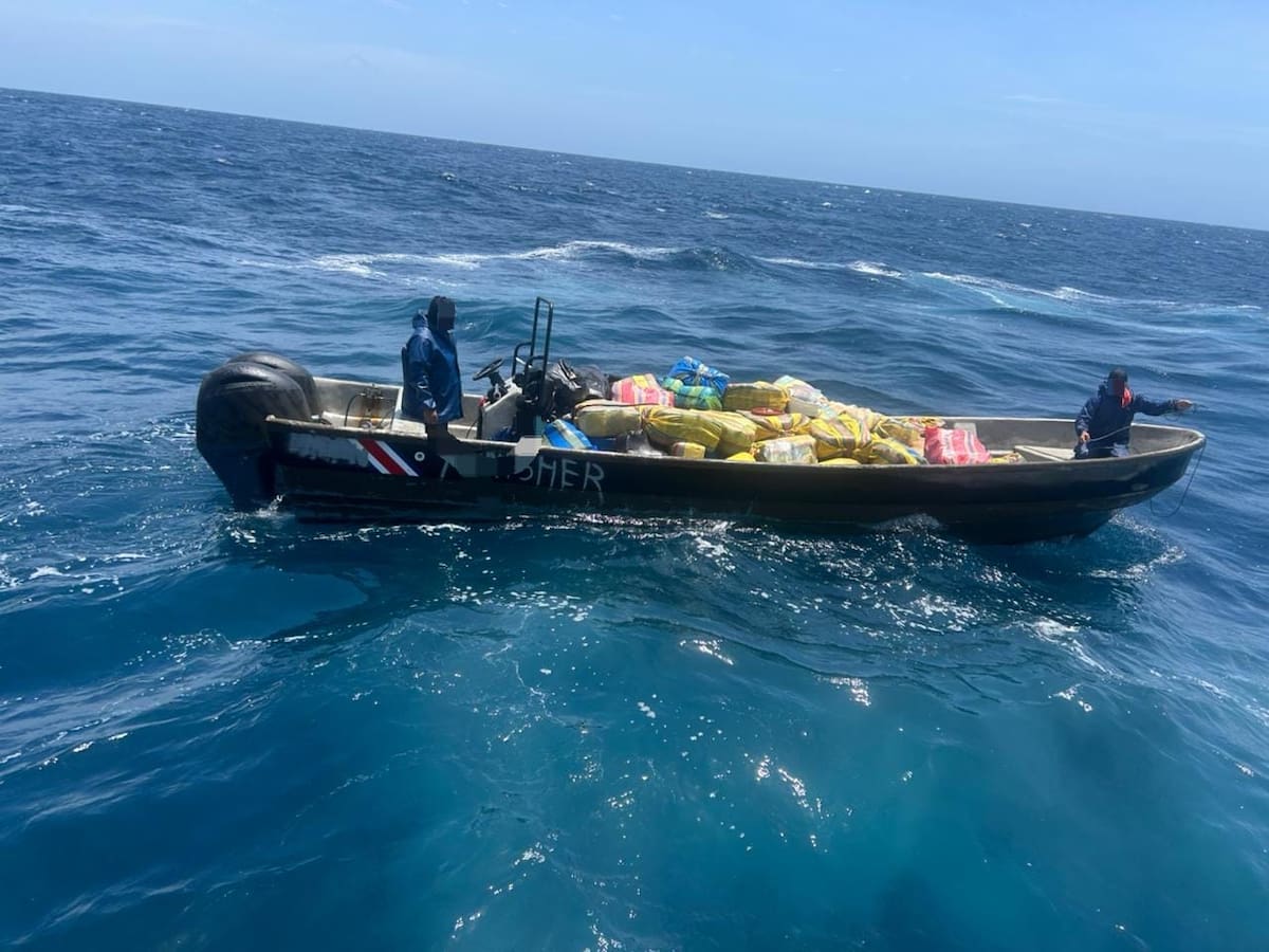 Autoridades rescataron a los tripulantes extranjeros y el cargamento millonario de una motonave que sufrió fallas estructurales en aguas de Buenaventura. | Foto: Colprensa.