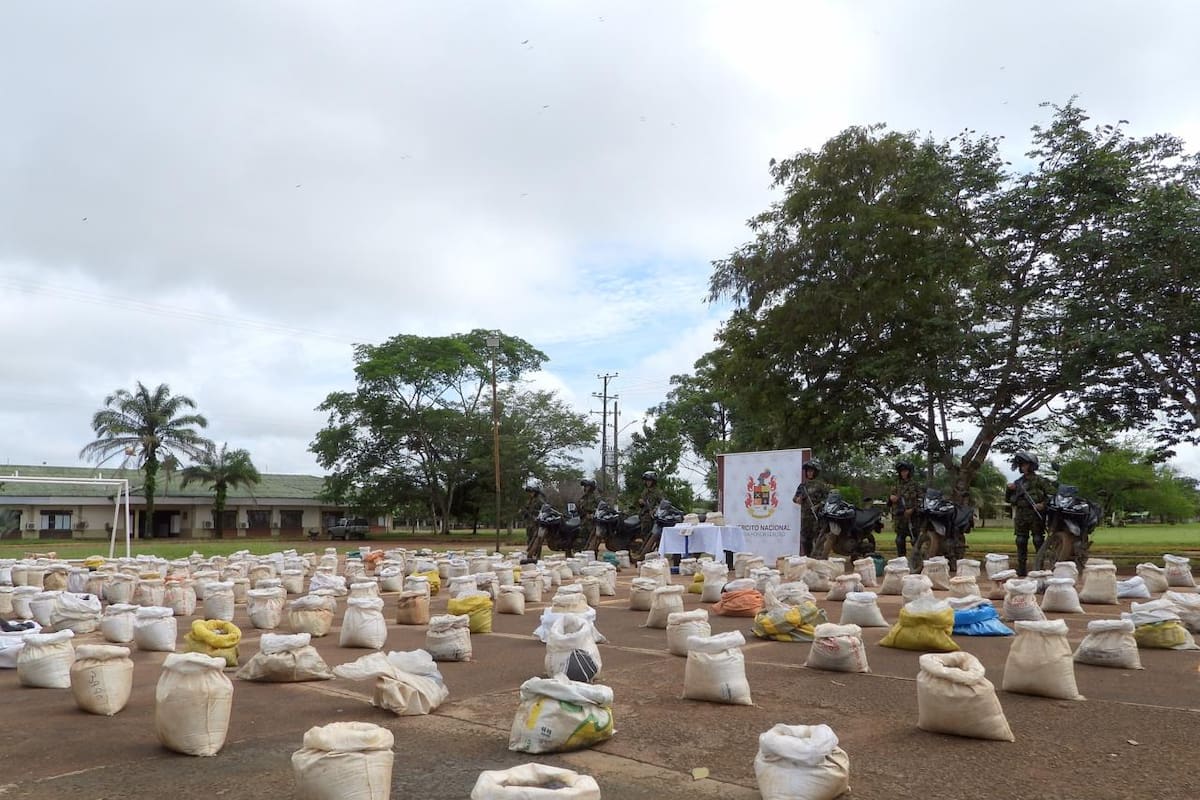 Un cargamento de diez toneladas de coltán fue localizado en una zona de difícil acceso de Vichada. Las autoridades investigan su presunto destino internacional y el vínculo con una estructura armada. Foto: Ejercol