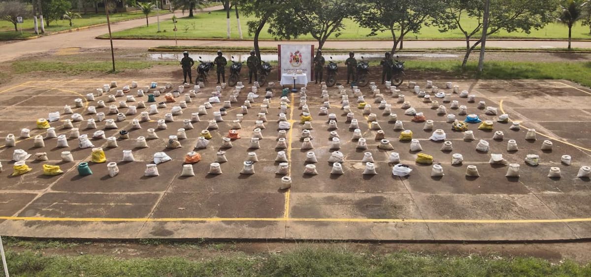 Un cargamento de diez toneladas de coltán fue localizado en una zona de difícil acceso de Vichada. Las autoridades investigan su presunto destino internacional y el vínculo con una estructura armada. Foto: Ejercol