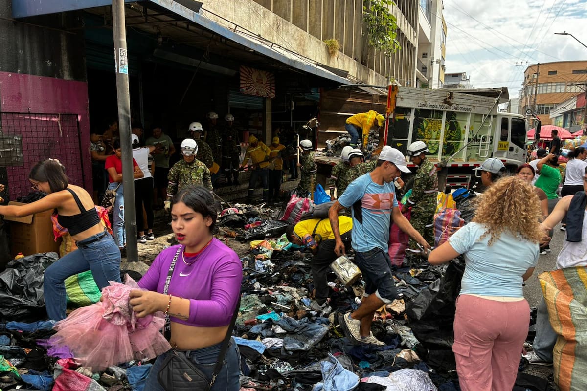 Comerciantes buscan salvar su mercancía luego del incendio que ocurrió el domingo 21 de diciembre en el centro de Bucaramanga