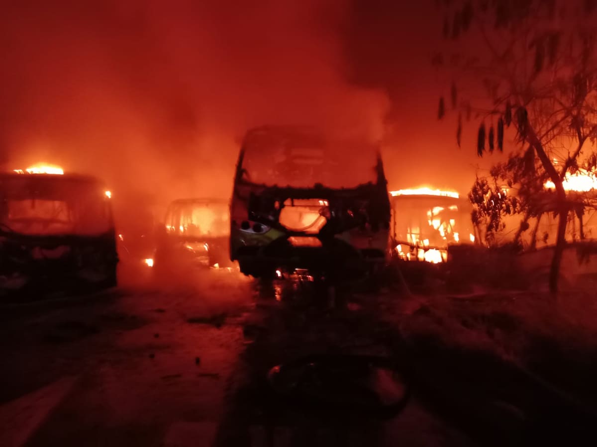 Incendio afecta 14 buses consumidos por las llamas en portal de Metrolínea en Girón. Foto: Consejo Municipal para la Gestión del Riesgo de Desastres (CMGRD) de Girón,