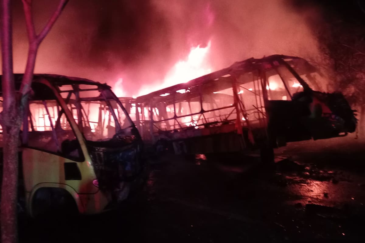 Incendio afecta 14 buses consumidos por las llamas en portal de Metrolínea en Girón. Foto: Consejo Municipal para la Gestión del Riesgo de Desastres (CMGRD) de Girón.