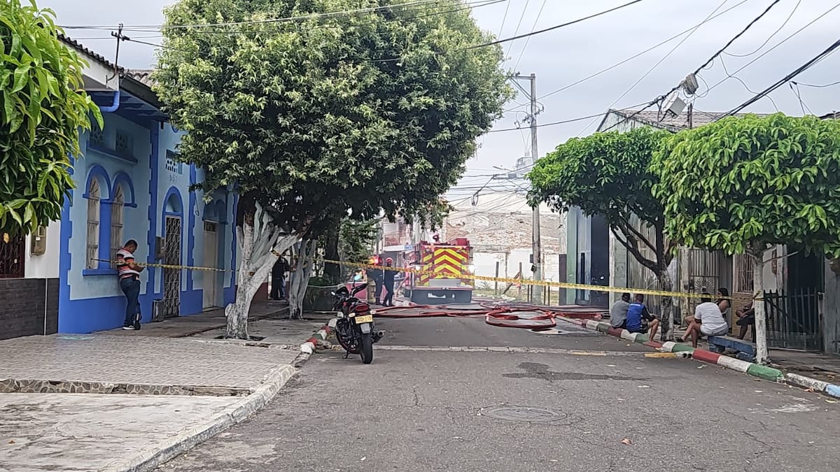El Cuerpo de Bomberos de Barrancabermeja desplegó 26 unidades para controlar el incendio que consumió una bodega de madera en el barrio La Campana.
Suministrada/Vanguardia
