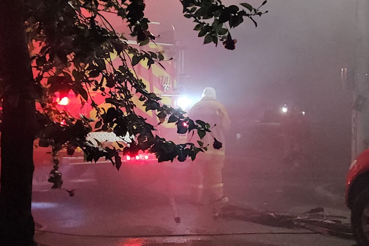 El Cuerpo de Bomberos de Barrancabermeja desplegó 26 unidades para controlar el incendio que consumió una bodega de madera en el barrio La Campana.
Suministrada/Vanguardia