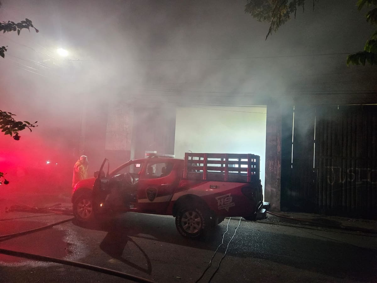 El Cuerpo de Bomberos de Barrancabermeja desplegó 26 unidades para controlar el incendio que consumió una bodega de madera en el barrio La Campana.
Suministrada/Vanguardia
