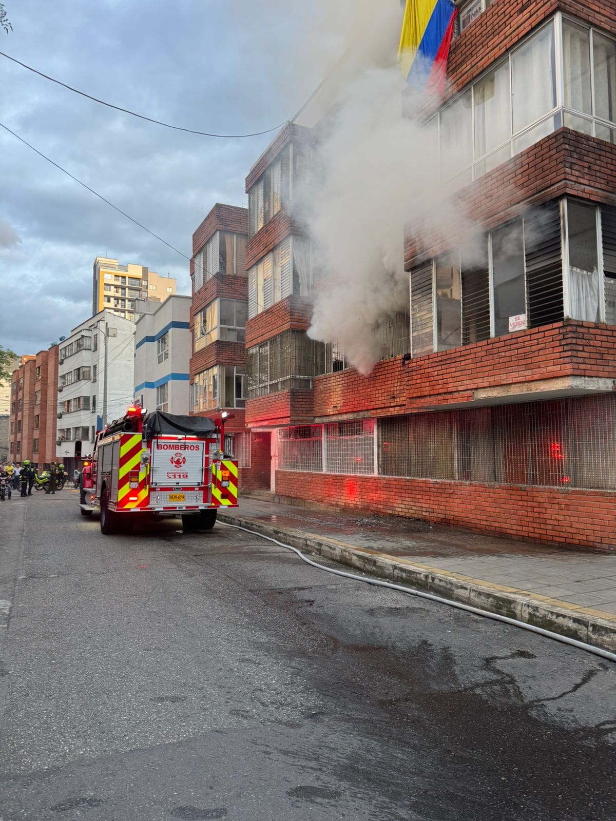 Incendio sobre la carrera 25 en Bucaramanga.