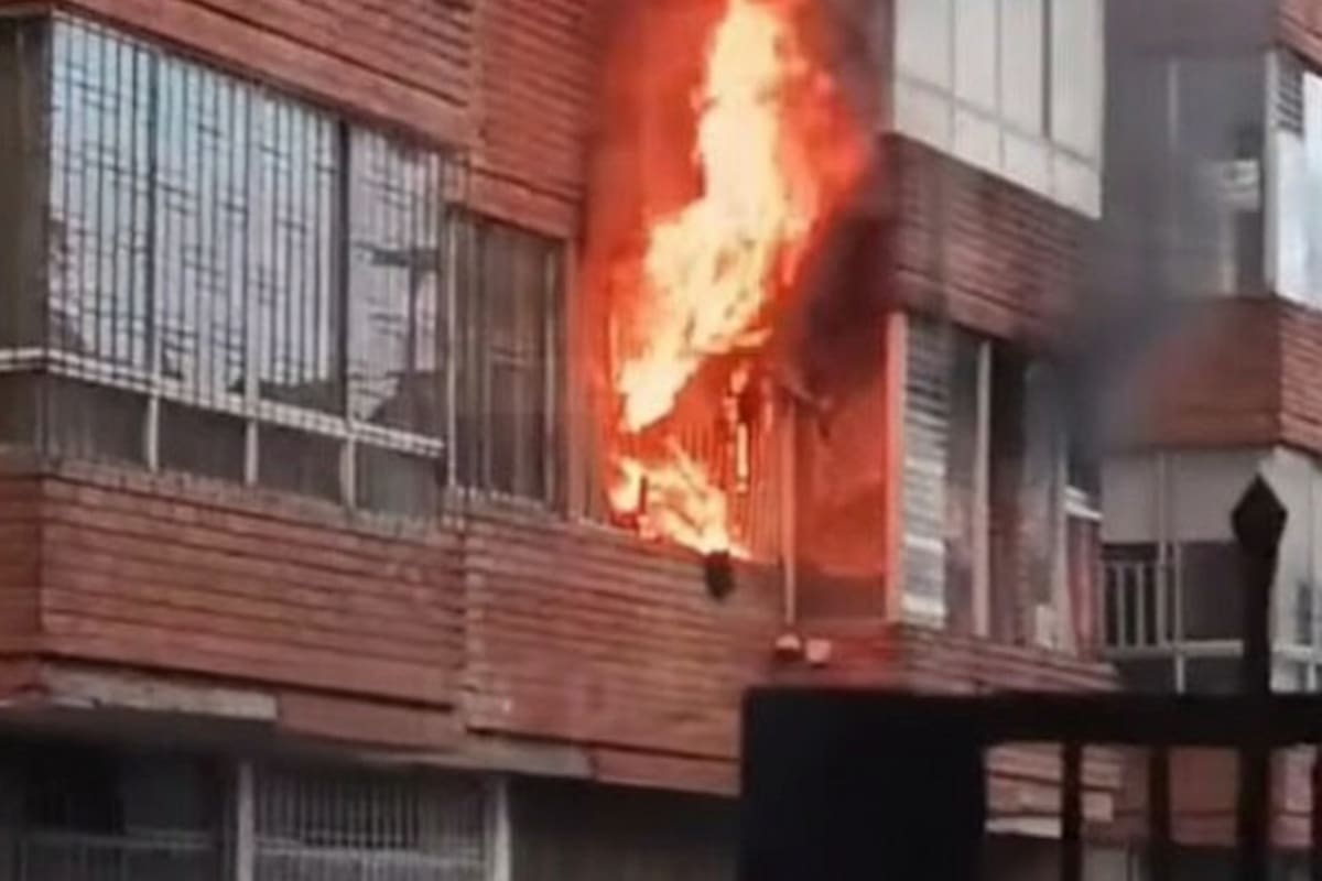Las llamas afectaron un apartamento en en Bucaramanga en la tarde de este sábado.