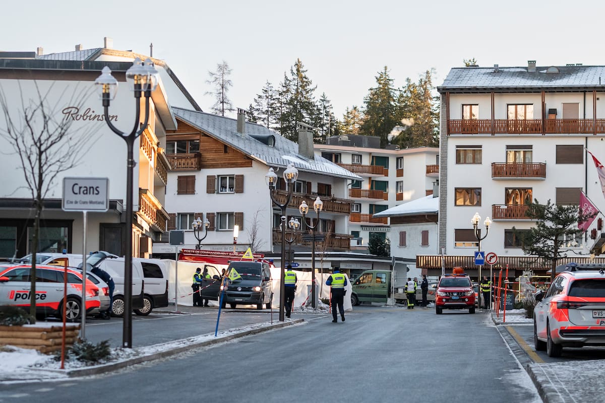 Agentes de policía se encuentran cerca del lugar donde se produjo un incendio en el bar y salón Le Constellation tras una explosión en las primeras horas de la Nochevieja, en Crans-Montana, Suiza, 01 de enero de 2026. // Foto: EFE/EPA/ALESSANDRO DELLA VALLE.