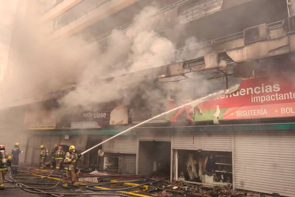 La emergencia en el centro de la ciudad completa 13 horas. | Foto: Gestión del Riesgo de la Alcaldía de Cali/VANGUARDIA