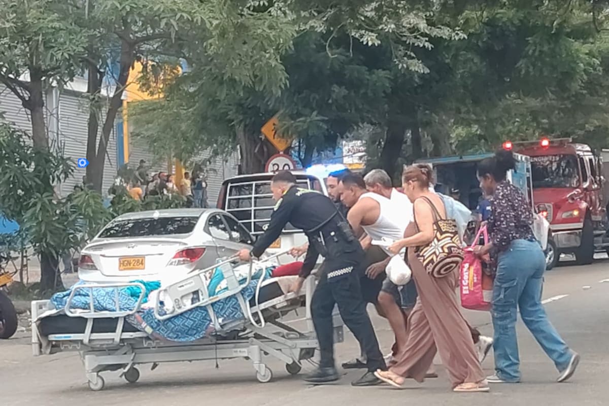 Algunos pacientes tuvieron que ser evacuados por el personal médico de la Clínica Santa Mónica, que sufrió un incendio en la cuarto de mantenimiento.//Cortesía Red de Cooperantes.