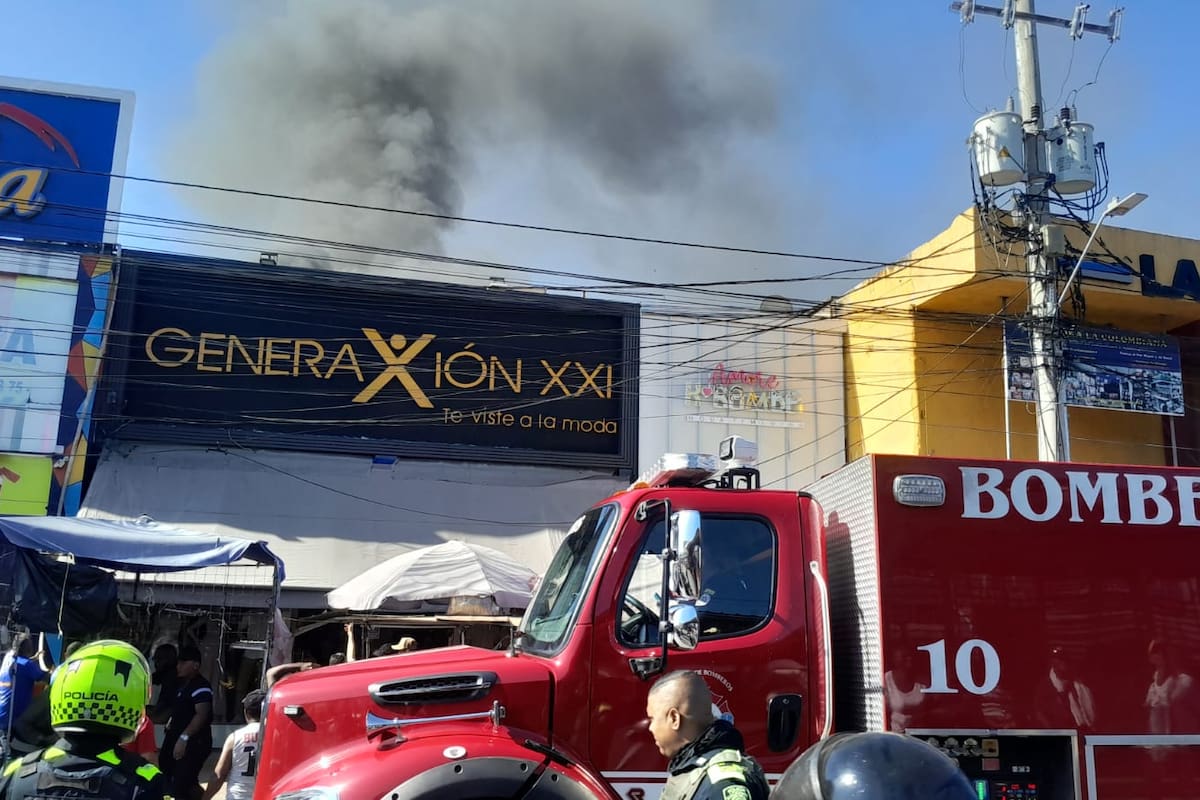 Un incendio de grandes proporciones ocurre a este hora de la mañana, jueves 25 de diciembre, en una bodega del Mercado de Bazurto. //FOTO JULIO CASTAÑO BELTRÁN//EL UNIVERSAL.