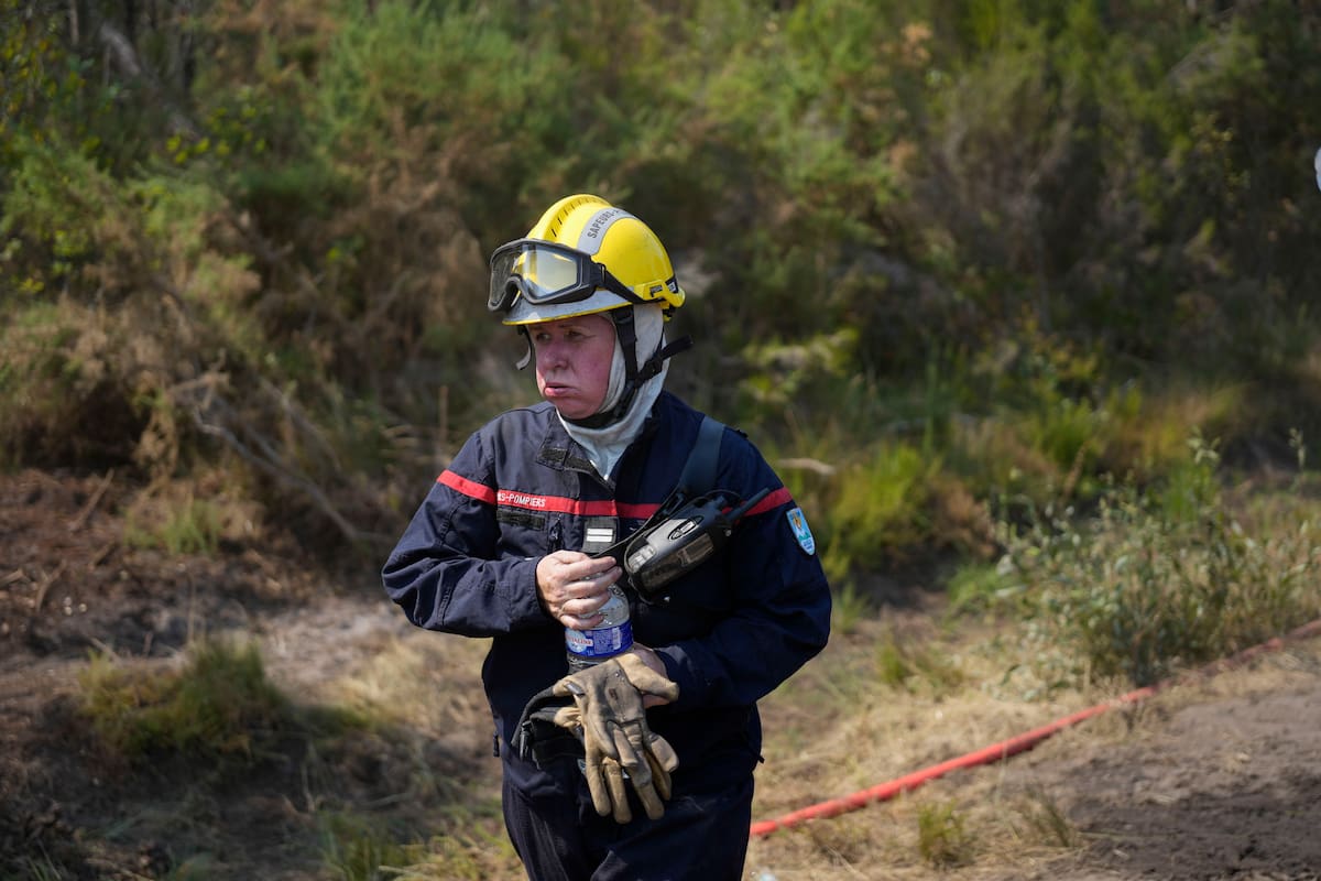 LACANAU (FRANCIA), 28/07/2026.- Bomberos trabajan para extinguir un fuego que se ha reavivado en Lacanau, al suroeste de Francia, donde el megaincendio que arrasa la región de la Gironda ha quemado 42.000 hectareas y ha obligado a evacuar a 220.000 personas cerca de Burdeos. EFE/ Edgar Sapiña Manchado