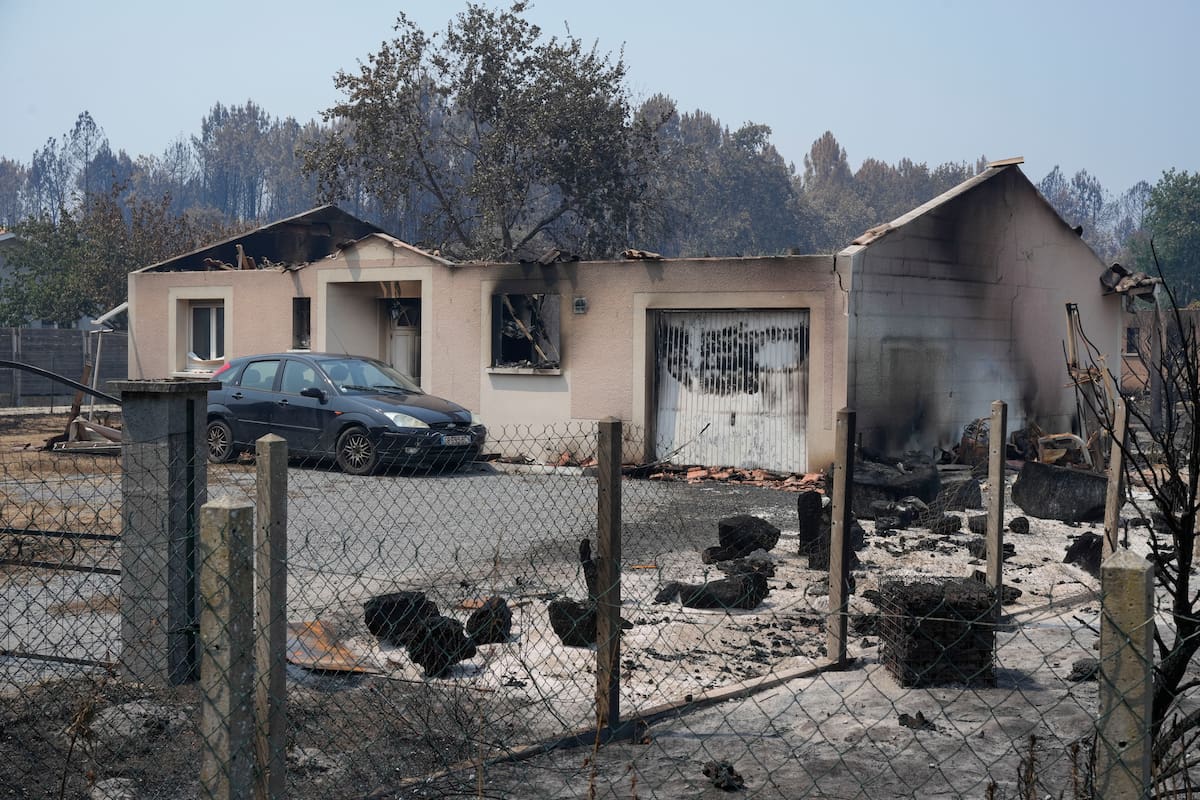 LACANAU (FRANCIA), 28/07/2026.- Las autoridades francesas atribuyen parte de la virulencia e imprevisibilidad del megaincendio de Gironda a las llamadas tormentas de fuego, un fenómeno hasta ahora prácticamente desconocido en el país en el que el propio incendio genera una gigantesca nube capaz de crear vientos, lanzar brasas a gran distancia y provocar nuevos focos. EFE/ Edgar Sapiña Manchado