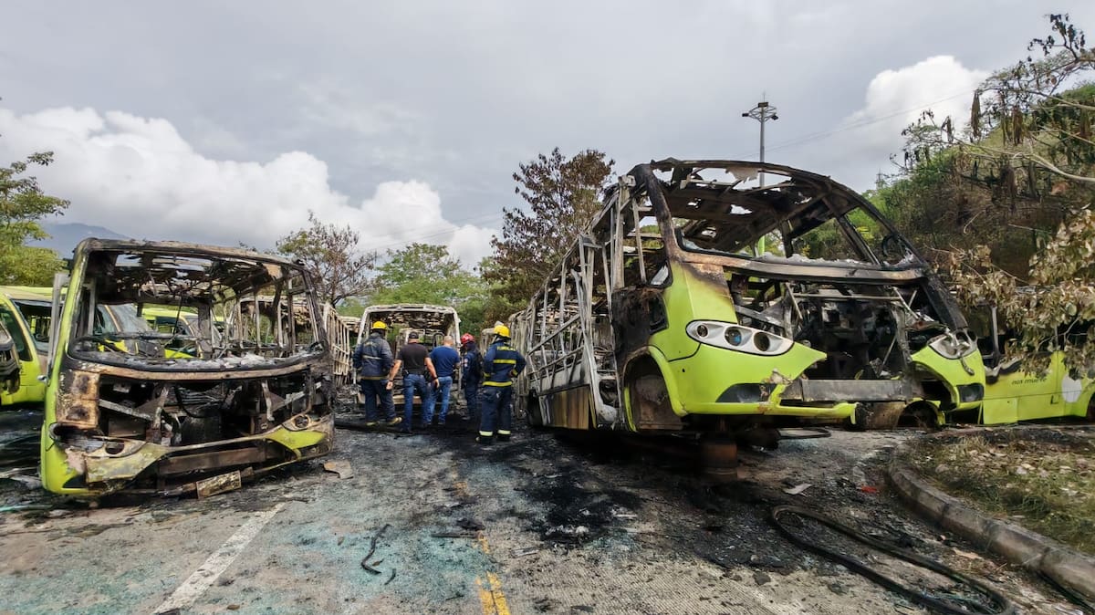 Incendio en estación de Metrolínea en Girón habría sido provocado: 15 buses quedaron reducidos a cenizas