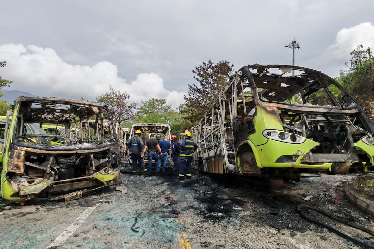 Incendio en estación de Metrolínea en Girón habría sido provocado: 15 buses quedaron reducidos a cenizas. Foto: Marco Valencia