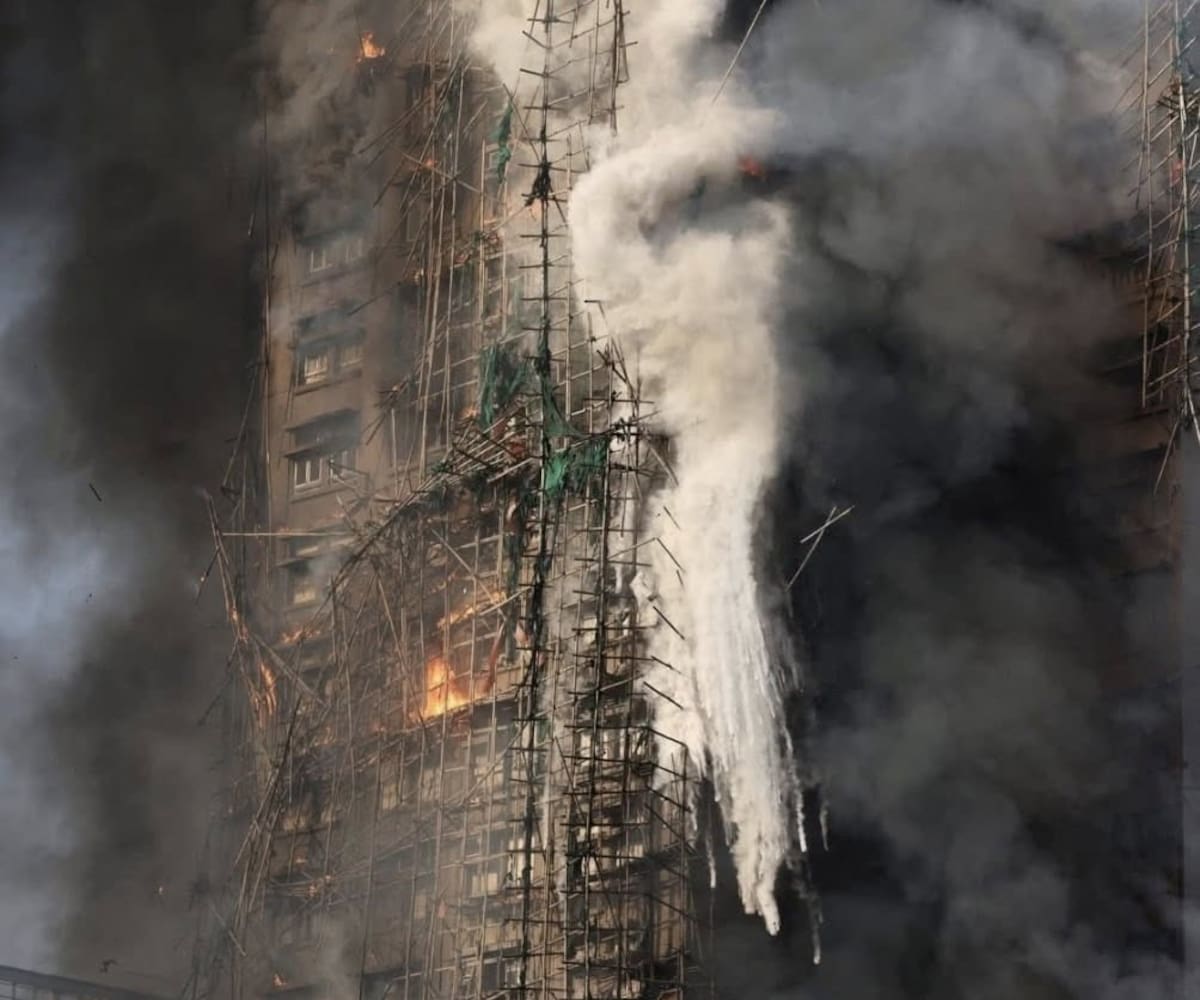 Tres edificios afectados por el fuego en Hong Kong.
Foto: redes sociales.