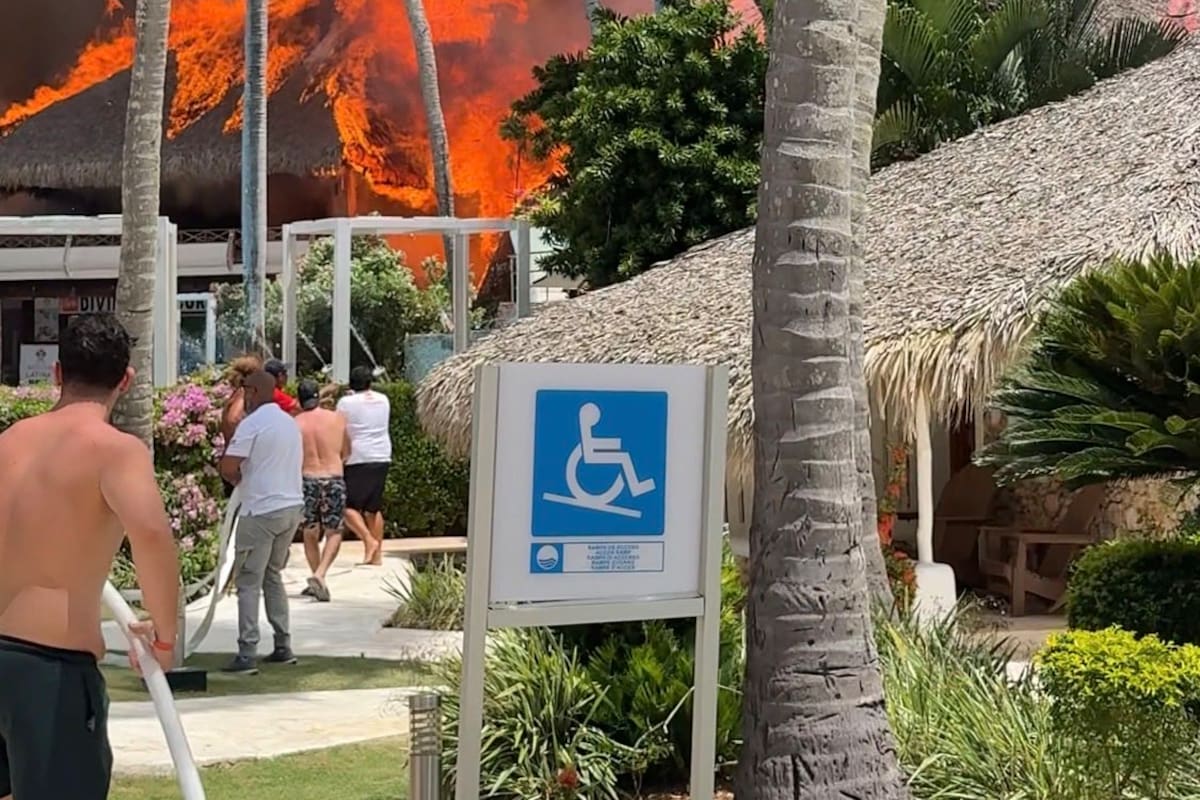 Impresionante incendio consume estructura de un hotel en Bayahíbe, República Dominicana.