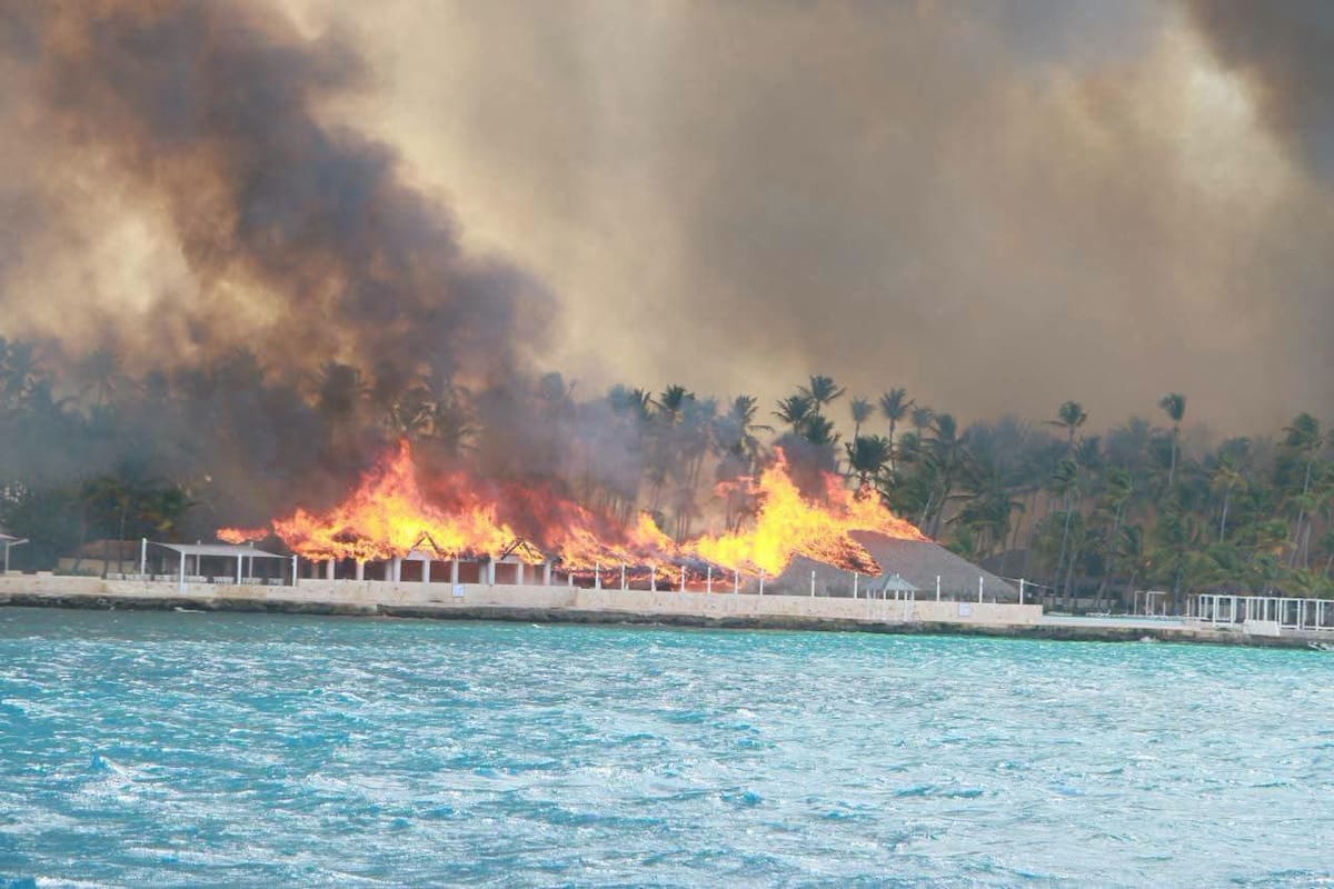 Terror en las vacaciones: Un enorme incendio destruyó parte de un hotel en Bayahíbe y obligó a una evacuación masiva a orillas del mar en República Dominicana.