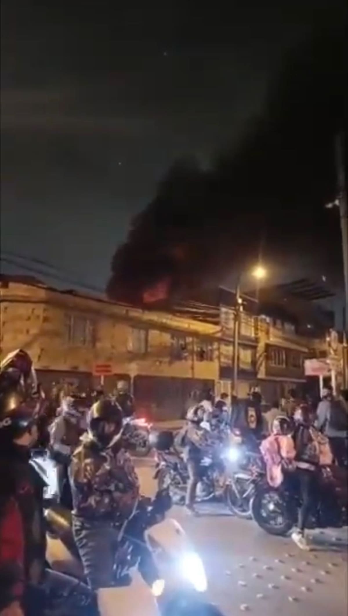 Incendio consumió una fábrica de colchones en zona industrial de Soacha durante la noche del martes.