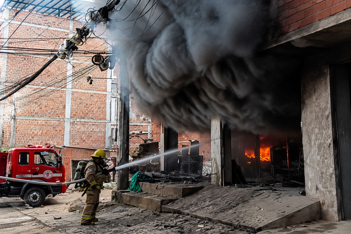 Incendio en una ferretería de Piedecuesta genera emergencia: investigan posible víctima fatal
