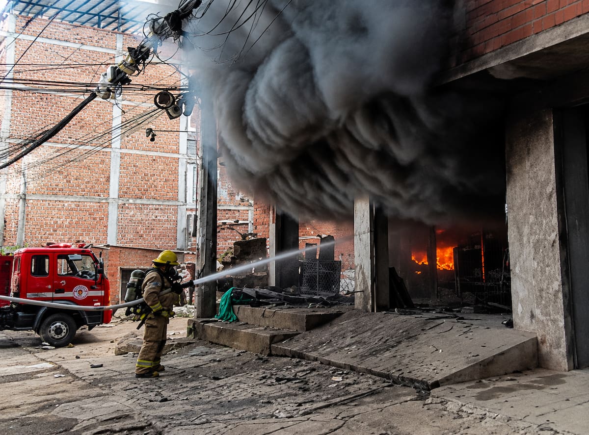 Incendio en una ferretería de Piedecuesta genera emergencia: investigan posible víctima fatal