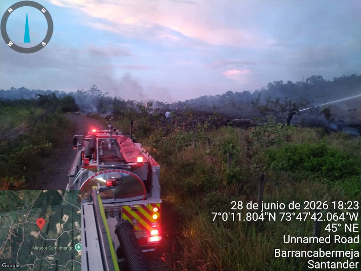 Las llamas consumieron cerca de tres hectáreas de vegetación en la vereda Campo 45. La emergencia fue controlada por el Cuerpo de Bomberos tras más de cuatro horas de trabajo.
Suministrada/Cuerpo de Bomberos de Barrancabermeja