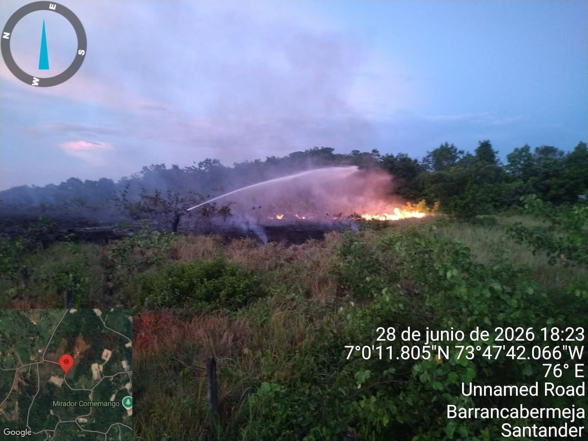 Las llamas consumieron cerca de tres hectáreas de vegetación en la vereda Campo 45. La emergencia fue controlada por el Cuerpo de Bomberos tras más de cuatro horas de trabajo.
Suministrada/Cuerpo de Bomberos de Barrancabermeja