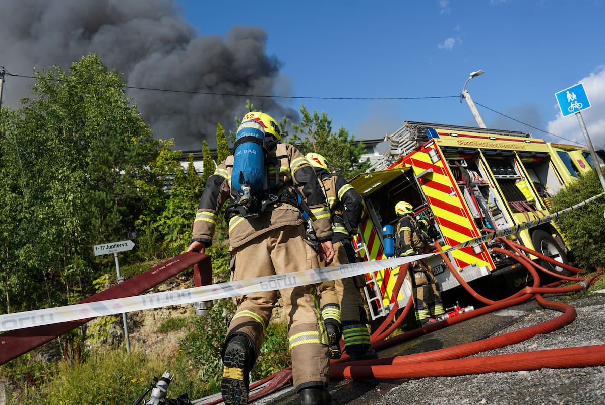 Los bomberos luchan contra un enorme incendio que se propagó desde las casas adosadas de Krokstadelva en Drammen, Noruega, el 17 de julio de 2026. Según la policía, más de 100 viviendas quedaron destruidas en un incendio que se extendió a la zona circundante. Los bomberos y los servicios de emergencia siguen trabajando para extinguir el fuego.