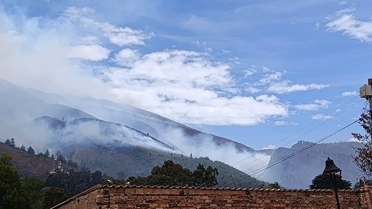 Villa de Leyva enfrenta una emergencia forestal que ha movilizado a organismos de socorro de varias regiones y activado apoyo aéreo para contener el avance del fuego. Foto: Cristina Ariza