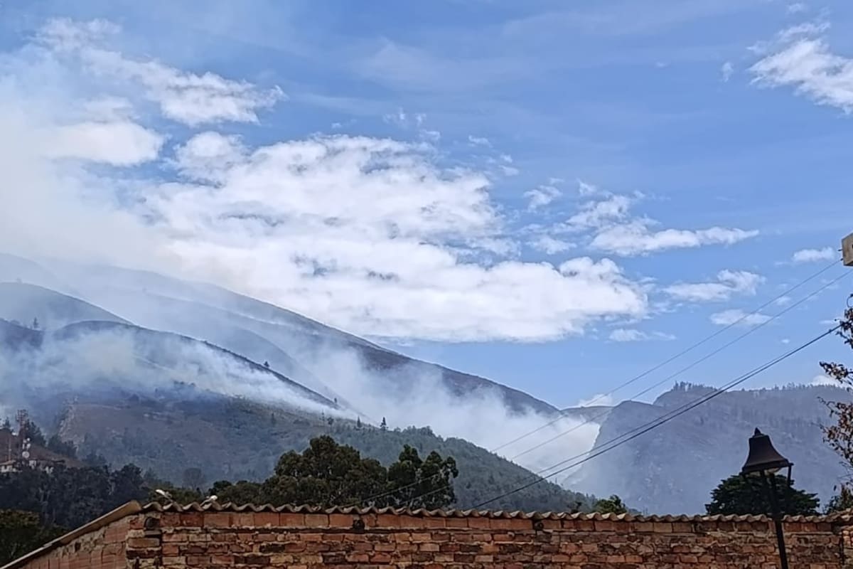 Villa de Leyva enfrenta una emergencia forestal que ha movilizado a organismos de socorro de varias regiones y activado apoyo aéreo para contener el avance del fuego. Foto: Laura Olejua Mancipe