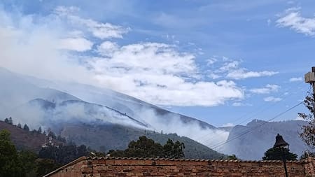 Incendio en Villa de Leyva estaría controlado en 75%, pero emergencia golpea a la naturaleza y el turismo