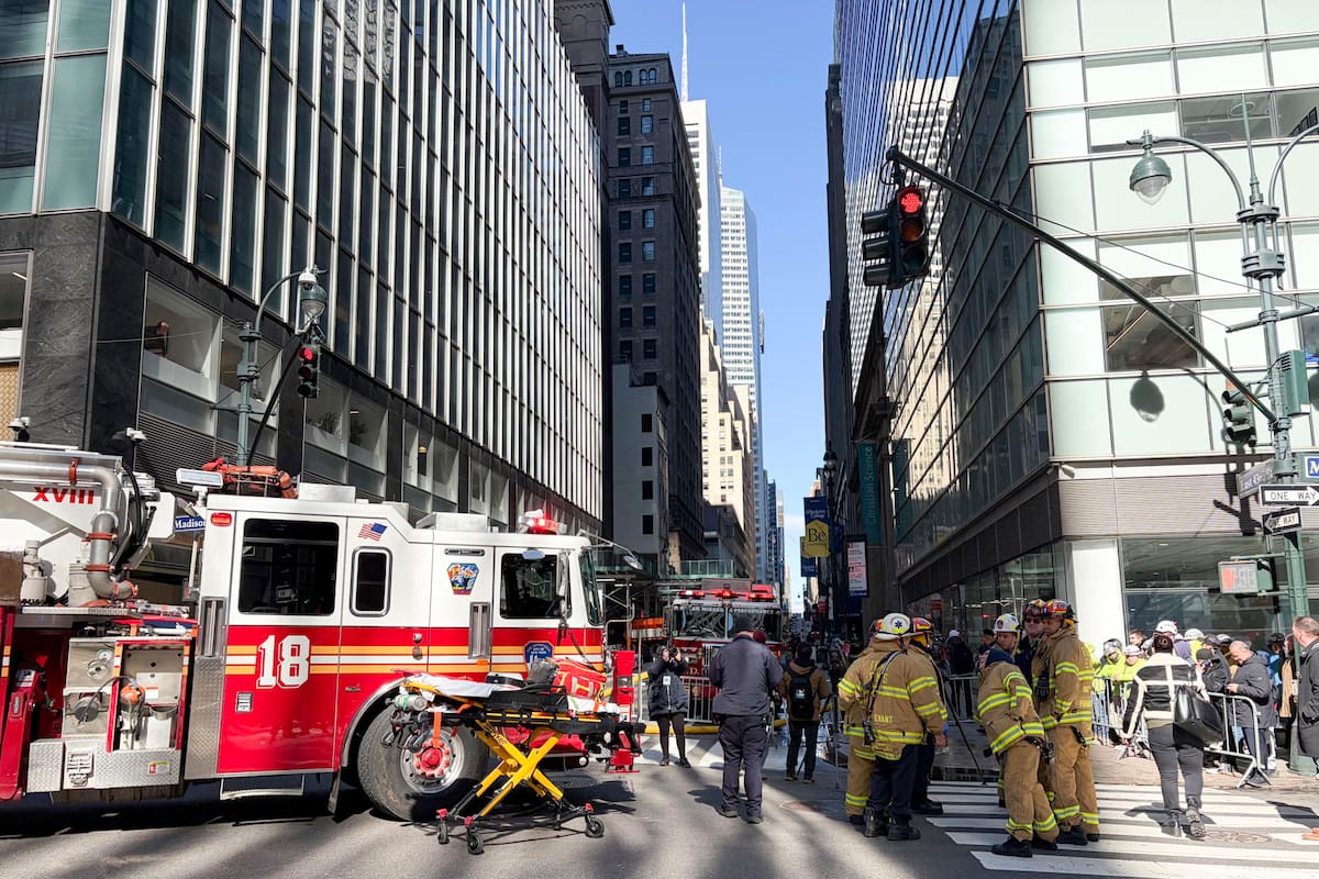 Integrantes del cuerpo de bomberos de Nueva York (FDNY) acuden este martes, a un incendio declarado en Nueva York (Estados Unidos). EFE/ Jan Téllez Asensio