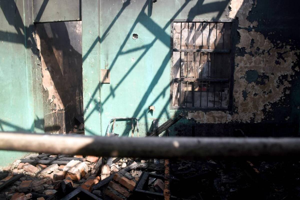 Daños graves en una vivienda dejó un incendio provocado, al parecer, por una vela encendida. La mujer que vive en este inmueble reconoció que la dejó prendida mientras salió a hacer una diligencia. (Foto: Edgar Pernett S. / VANGUARDIA LIBERAL)