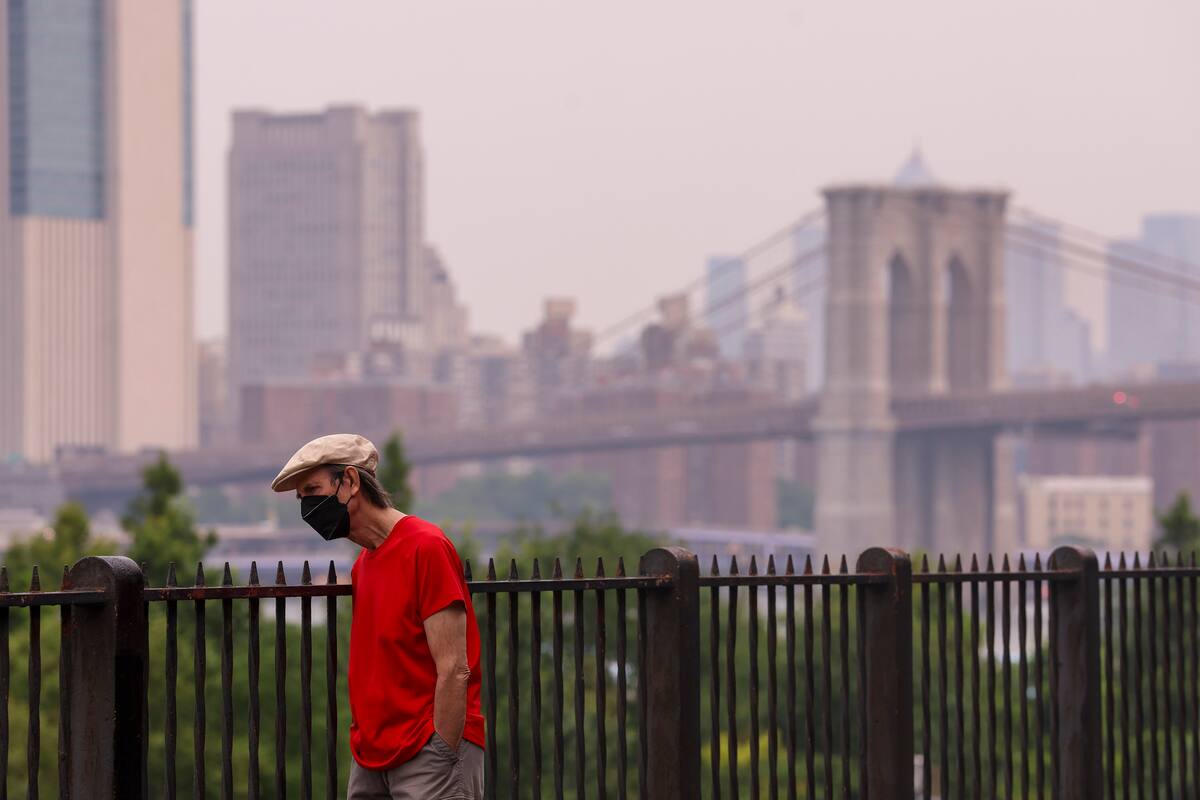 Cielo brumoso sobre Manhattan desde el paseo marítimo de Brooklyn en el distrito de Brooklyn de Nueva York, Nueva York, EE. UU., 16 de julio de 2026. El Servicio Meteorológico Nacional ha emitido una alerta de calidad del aire hasta el final del día del 16 de julio en Nueva York debido al humo de los incendios forestales en Canadá que afecta la calidad del aire en varios estados de EE. UU. (incendio forestal, Nueva York) EFE/EPA/SARAH YENESEL