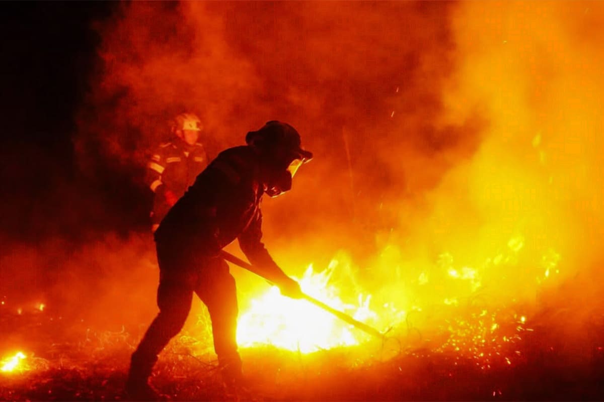 Fotografía tomada de la cuenta de Instagram @gobertolima de la Gobernación del Tolima que muestra a integrantes de la Policía de Colombia intentando apagar un incendio forestal en una zona rural entre los municipios de San Luis y Gualanday del departamento del Tolima (Colombia). EFE/ @gobertolima