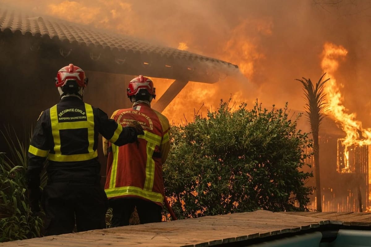 Bomberos intentan extinguir el incendio desatado en Gironda, en el sur de Francia.