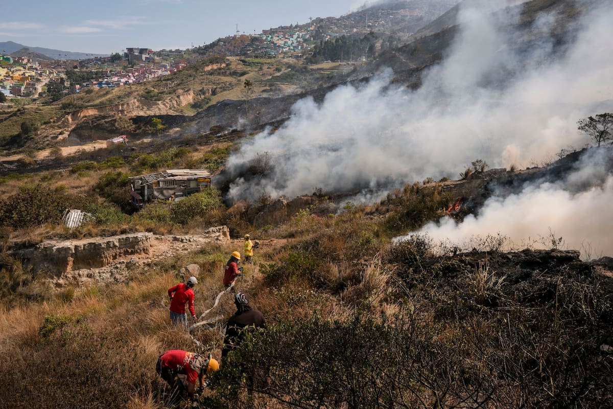 Bogotá. Enero 24 de 2024. Durante la tarde del 24 de enero, se desató un nuevo incendio forestal en el cerro El Cable, lo que llevó a los Cuerpos de Bomberos de Bogotá, la Brigada de Ingenieros del Ejército y la Defensoría Civil a trabajar día y noche en las labores de contención del fuego. Asimismo, el día 25 de enero se informó sobre un nuevo indicio de llamas en las zonas cercanas al Vertedero Doña Juana, así como en la Cantera del Cerro Colorado en Ciudad Bolívar. (Colprensa - Mariano Vimos)