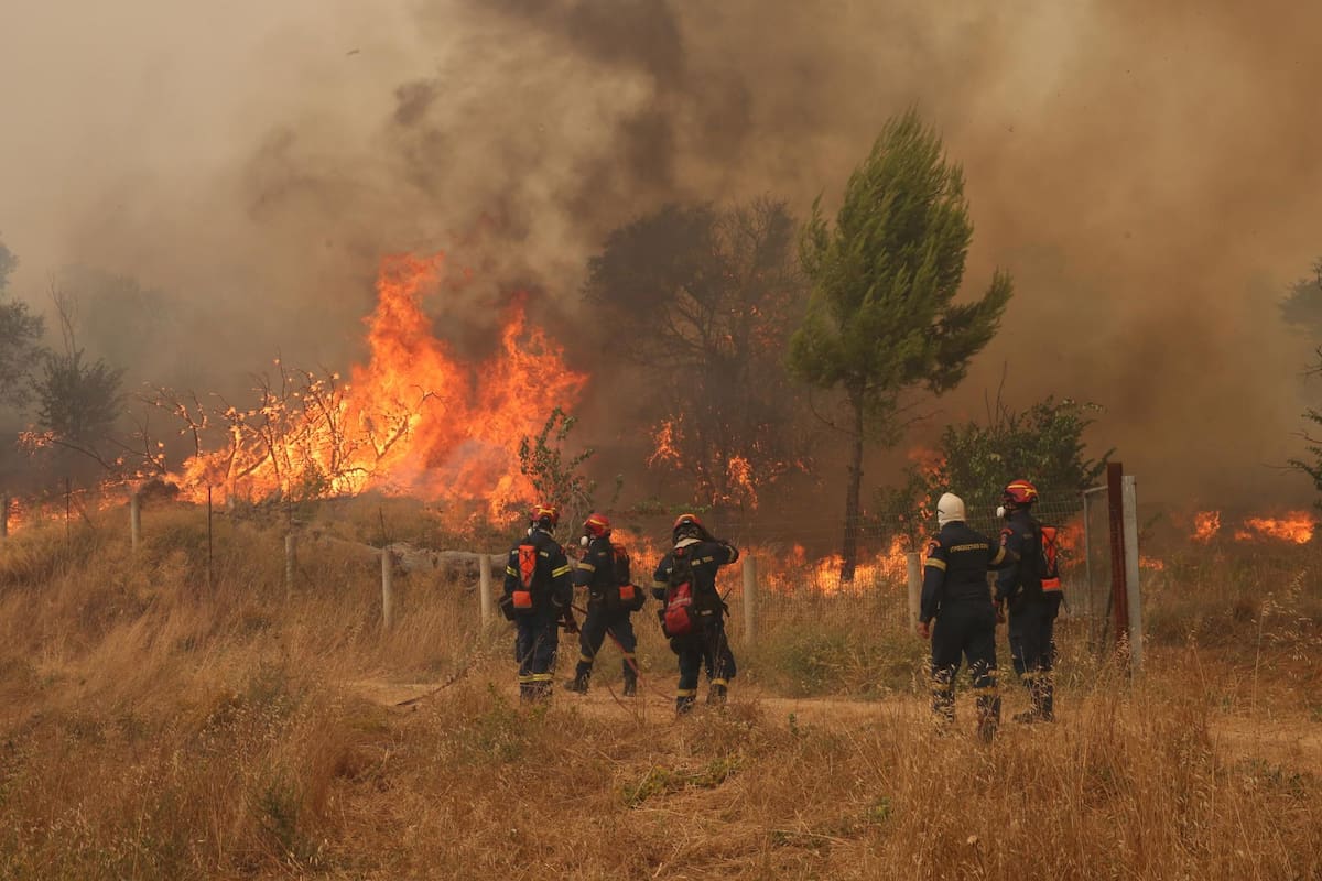 El incendio, que comenzó hace cuatro días en la región de Beocia, ya amenaza zonas industriales a 35 kilómetros de Atenas. Foto: EFE