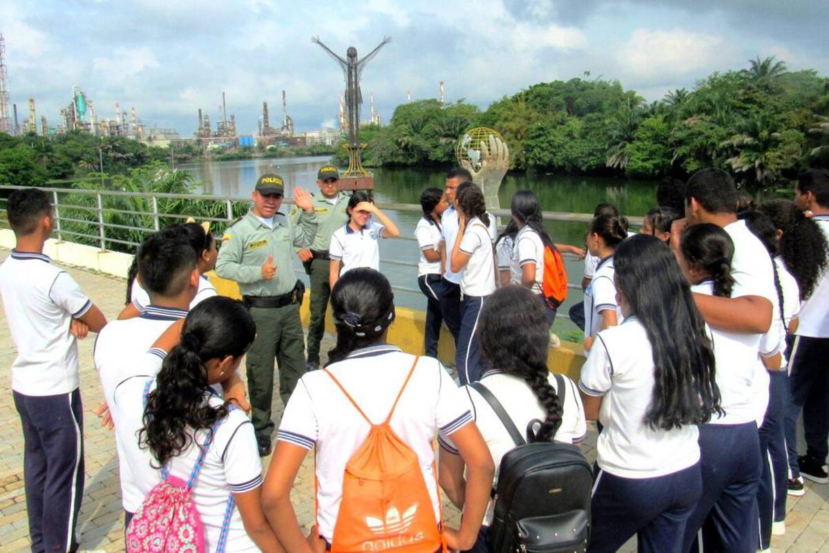 Los estudiantes del colegio San Marcos estuvieron en diez puntos emblemáticos del Puerto, uno de los más importantes fue el Cristo Petrolero. (Foto: Alexander Becerra/ VANGUARDIA LIBERAL)