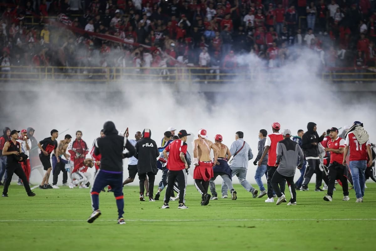 Incidentes en el Estadio Nemesio Camacho el Campín en el partido entre Independiente Santa Fe y América de Cali. (Colprensa - Cristian Bayona).