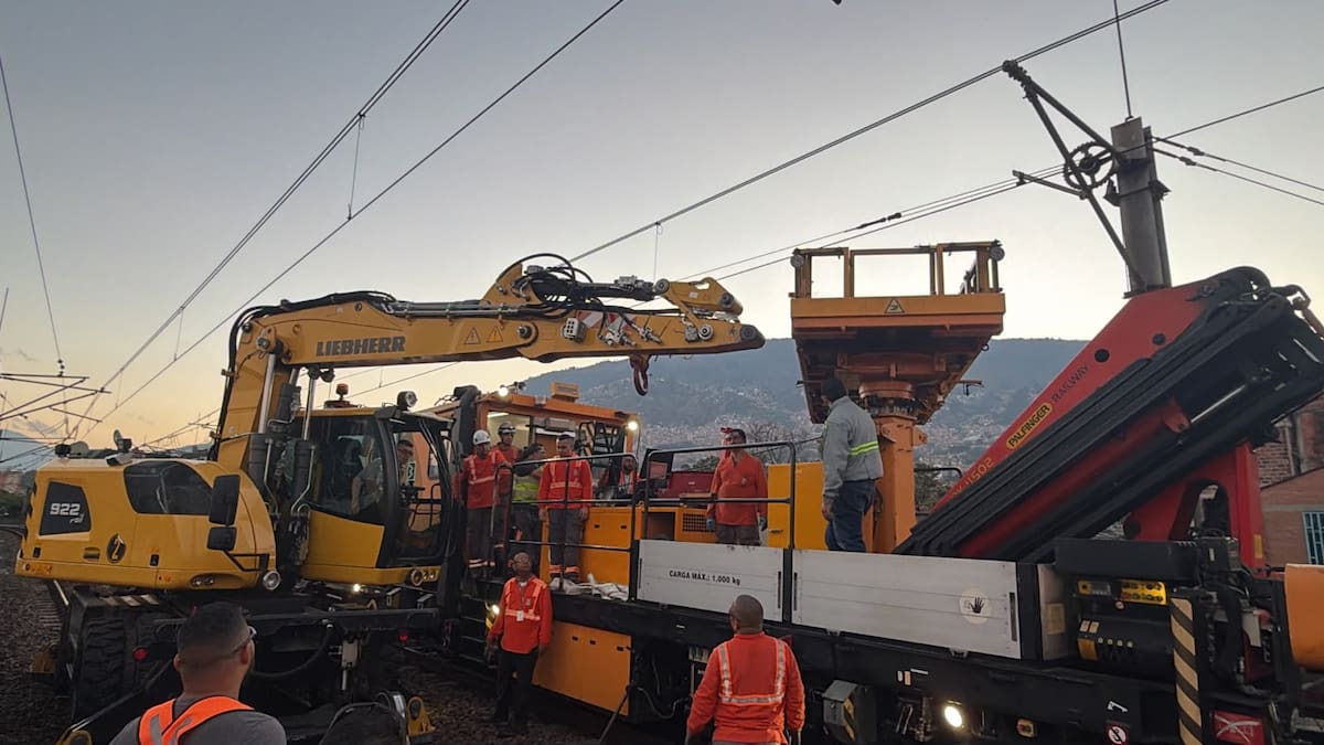 Equipo técnico trabaja intensamente para solucionar el inconveniente técnico presentado con un vehículo auxiliar en la línea A. Foto: X - Metro de Medellín