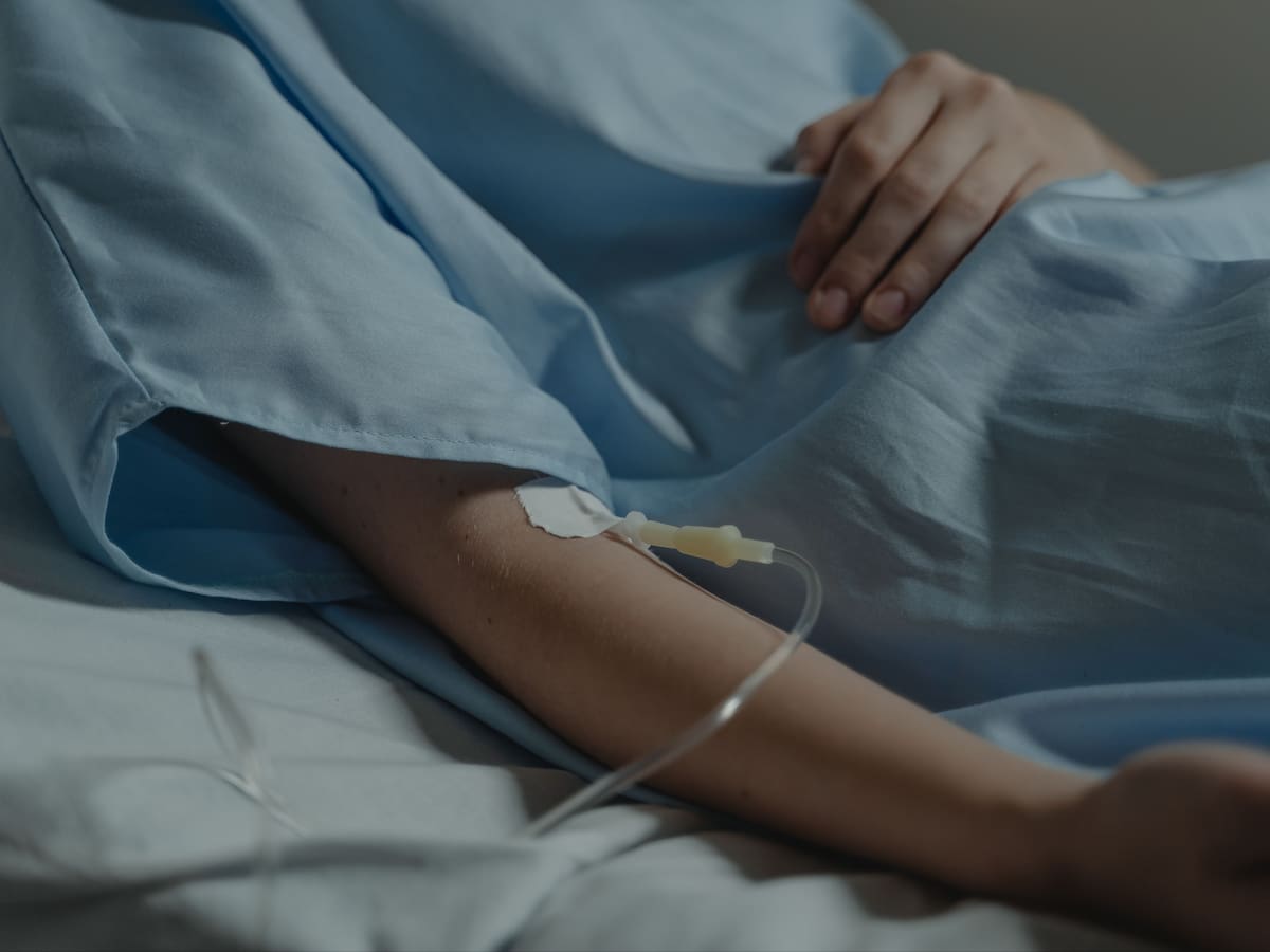 Indemnizan con 30 millones a joven que perdió un testículo por atención tardía en salud. | Foto: Vanguardia / Canva