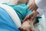 Indemnizan con 30 millones a joven que perdió un testículo por atención tardía en salud