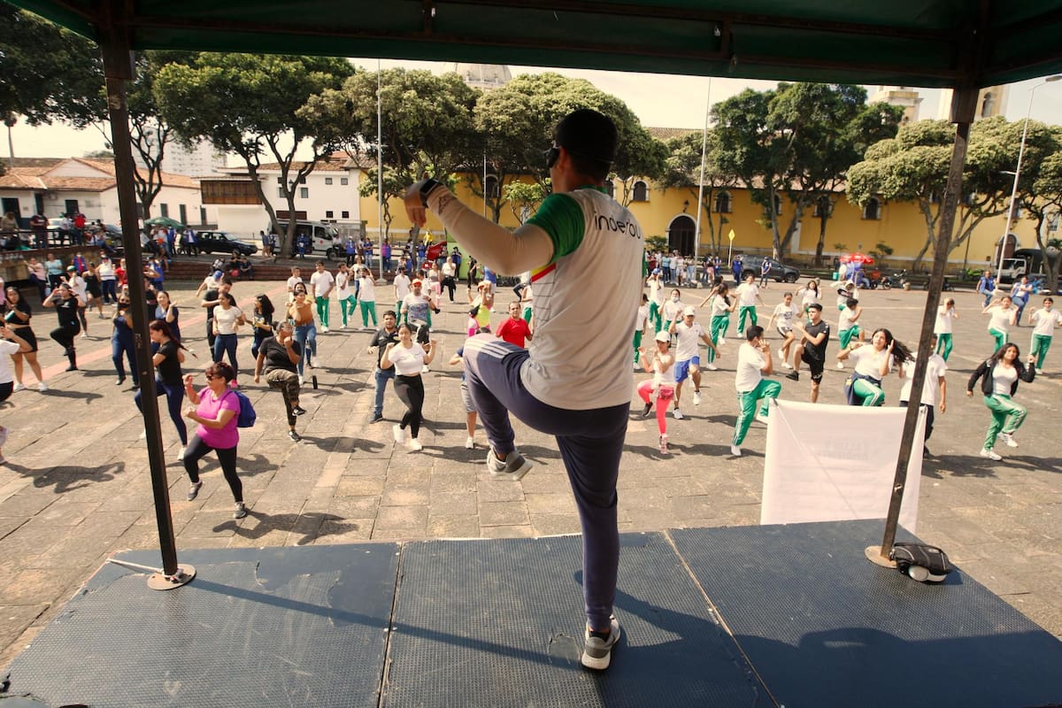 Con la presencia de instructores del Inderbú se cumplió ayer, en la Plaza Cívica Luis Carlos Galán Sarmiento, una maratón de ejercicios. (Foto: Jaime Moreno / VANGUARDIA)