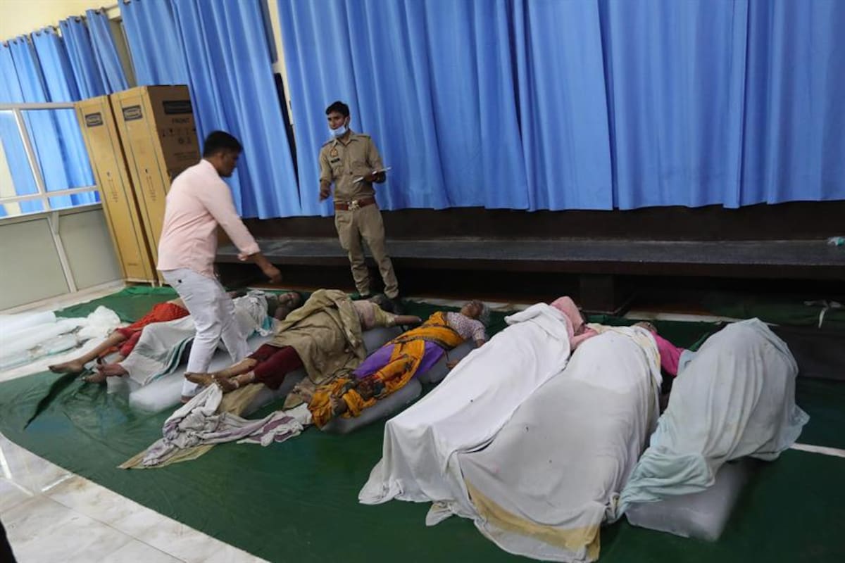 Los cuerpos de víctimas de la estampida esperan su identificación en un hospital de Hathras, Uttar Pradesh, India.