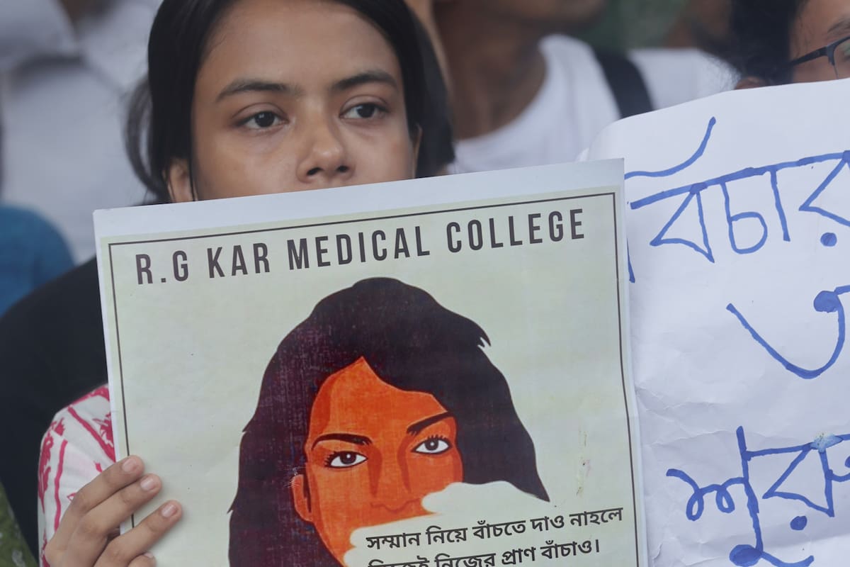Un manifestante asiste a una protesta contra un presunto incidente de violación y asesinato en la Facultad de Medicina RG Kar en Kolkata, India, 12 de agosto de 2024. Estudiantes de medicina y médicos boicotearon el trabajo en la Facultad de Medicina y Hospital del Gobierno y se unieron a una protesta en todo el estado por una presunta violación. y asesinato de un médico durante su jornada laboral en la facultad de medicina RG Kar. Un estudiante de posgrado fue encontrado muerto en una sala de seminarios del hospital el 9 de agosto, mientras que la policía arrestó a un hombre en relación con la investigación del incidente. (Protestas) EFE/EPA/PIYAL ADHIKARY