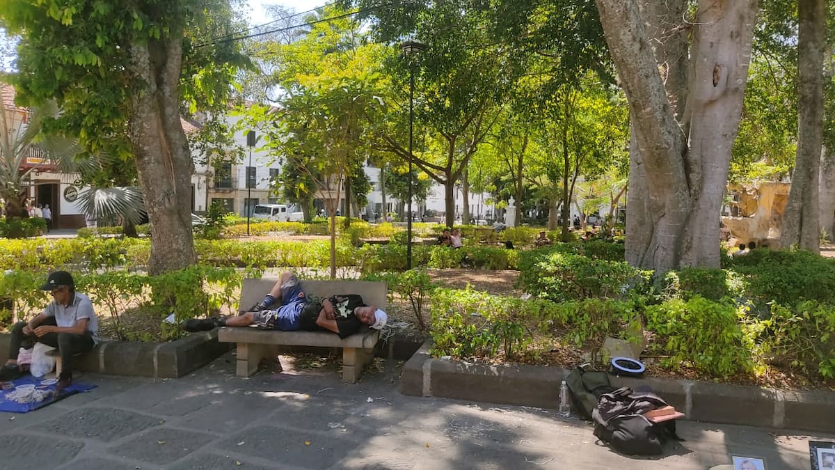 El parque principal del municipio es uno de los lugares más afecados por la ocupación de espacios.
