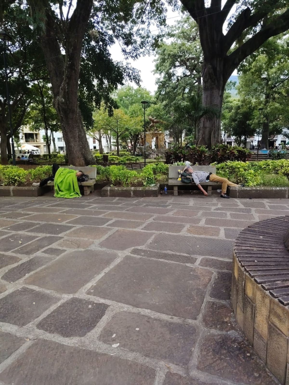 Al desorden denunciado por la comunidad en el centro del municipio, se suma la presencia constante de habitantes de calle en el parque parque principal.