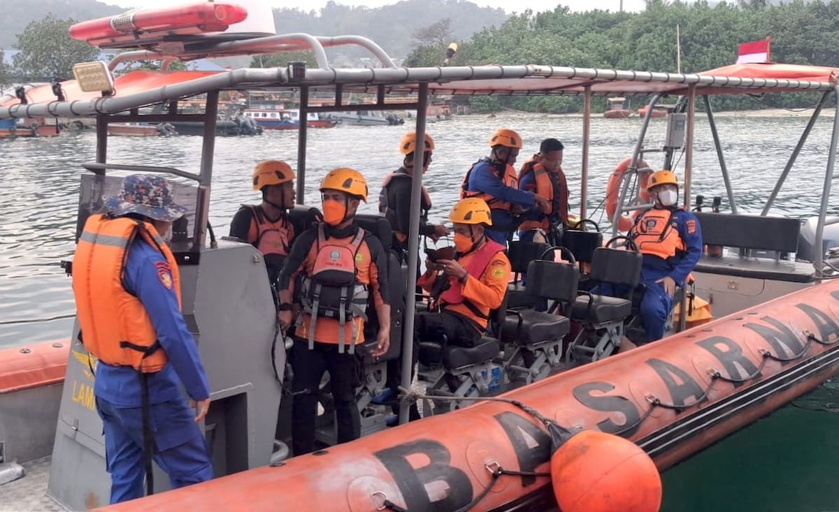 Indonesia ha desplegado más de una docena de embarcaciones para tratar de encontrar a las personas sin localizar tras naufragio de ferry.